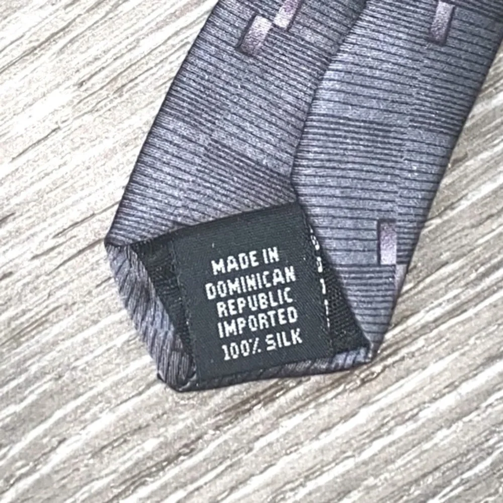 VAN HEUSEN Necktie Men’s Tie Gray With Small Purple Rectangle Detail 100% Silk